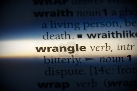 Foto de Palabra wrangle, resaltado en el diccionario, vista de cerca - Imagen libre de derechos