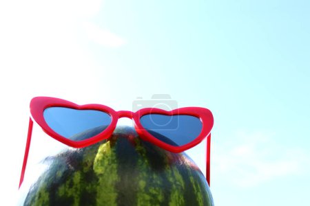 Téléchargez les photos : Melon avec lunettes de soleil fermer - en image libre de droit
