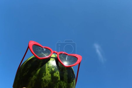 Téléchargez les photos : Pastèque avec lunettes de soleil fermer - en image libre de droit