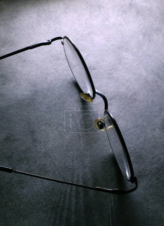 Téléchargez les photos : Vue rapprochée des lunettes sur gris - en image libre de droit