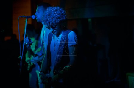 Foto de Aspirante rockero actuando en el escenario - Imagen libre de derechos