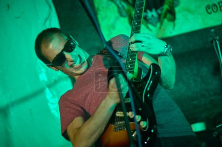 Téléchargez les photos : Guitariste masculin pendant la performance sur scène - en image libre de droit