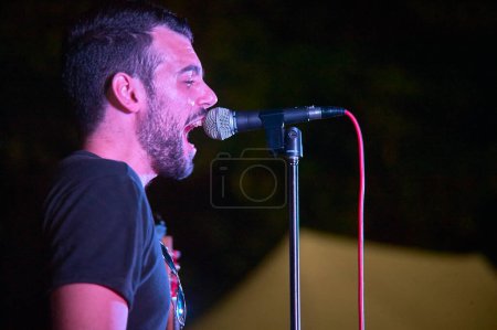 Foto de Cantante aspirante con micrófono cantando - Imagen libre de derechos