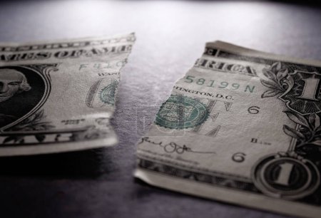 Téléchargez les photos : Monnaie déchiré Dollar sur la table - en image libre de droit