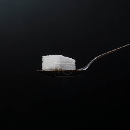 Foto de Cubo de azúcar en cuchara - Imagen libre de derechos
