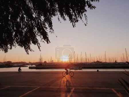 Téléchargez les photos : Port de Rimini au coucher du soleil - en image libre de droit