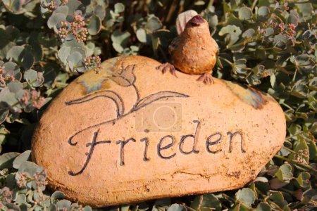 Foto de Piedra con letras, decoración del jardín - Imagen libre de derechos