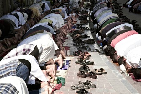 Téléchargez les photos : Musulmans priant pacifiquement dans la ville de Dubaï pendant la prière du vendredi - en image libre de droit