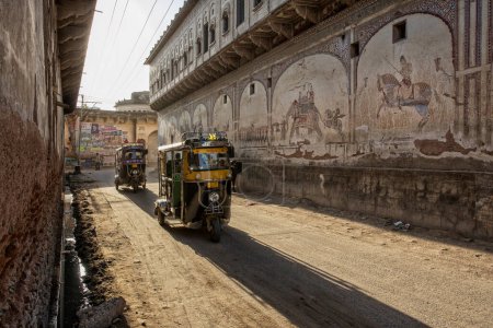 Téléchargez les photos : Delhi, Inde. Tuk tuk. traditionnel indien moto rickshaw taxi - en image libre de droit