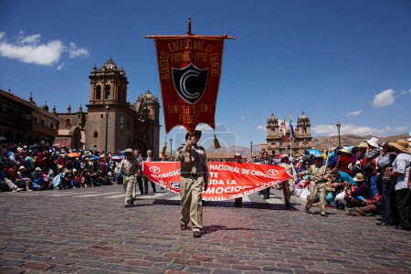 Téléchargez les photos : Défilé sur la Plaza de Armas à Lima avant la fête de l'indépendance du Pérou - en image libre de droit