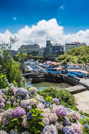 Téléchargez les photos : Eglise Sainte-Eugnie Biarritz surplombant le port Vieux - en image libre de droit