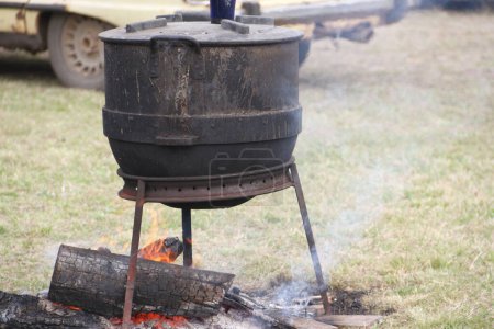 Téléchargez les photos : Pot de fer argentin utilisé pour la cuisson - en image libre de droit