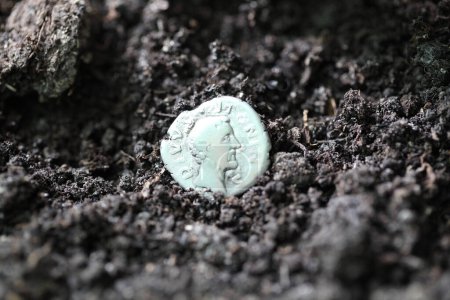 Téléchargez les photos : Plan rapproché de Silver denarius - en image libre de droit