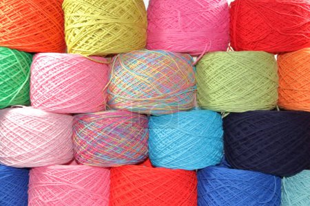 Téléchargez les photos : Fils colorés et laine en écheveaux et fils - en image libre de droit