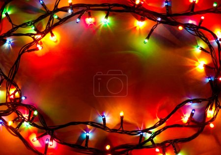 Téléchargez les photos : Cadre de Noël d'une guirlande sur fond blanc - en image libre de droit