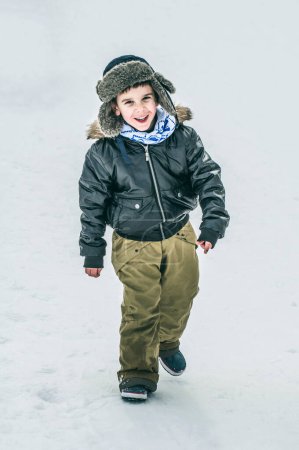 Foto de Niño caminando sobre la nieve - Imagen libre de derechos