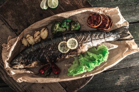 Téléchargez les photos : Saumon et légumes rôtis - en image libre de droit