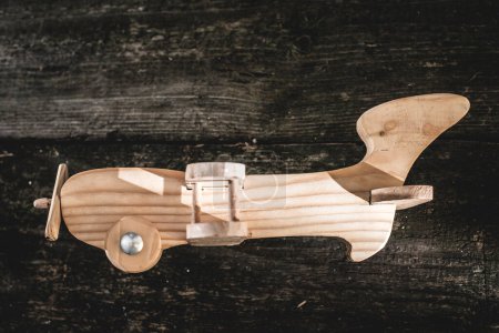 Téléchargez les photos : Avion en bois vintage sur planche en bois - en image libre de droit