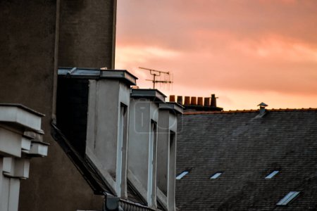 Téléchargez les photos : Fenêtres dormantes au coucher du soleil. Nantes, France - en image libre de droit