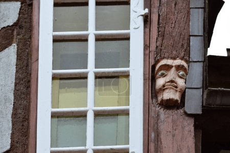Foto de Primer plano de las caras de madera tallada en casas antiguas en Rochefort-en-Terre, Bretaña francesa - Imagen libre de derechos