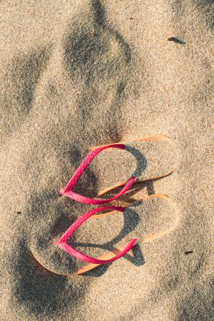 Téléchargez les photos : Sandales sur la plage dans le sable - en image libre de droit