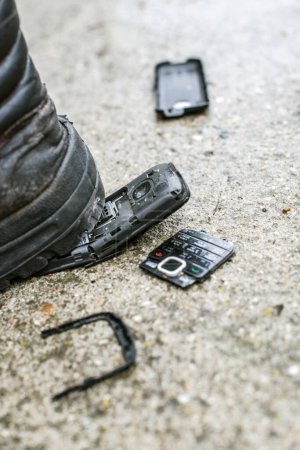 Téléchargez les photos : Vieux téléphone portable cassé gros plan - en image libre de droit