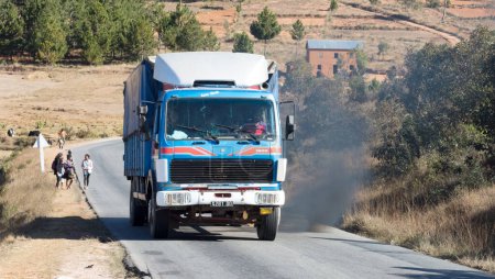 Téléchargez les photos : Madagascar le 25 juillet 2019 - Un vieux camion sur une route au milieu - en image libre de droit