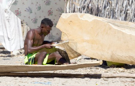 Foto de Ifaty, Madagascar en agosto 3, 2019 - Fisherman making a new boat - Imagen libre de derechos
