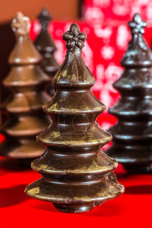 Foto de Árboles de Navidad de chocolate, hermosa tarjeta de Navidad festiva - Imagen libre de derechos