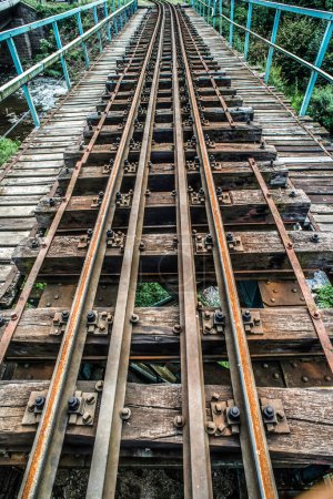 Téléchargez les photos : Traversée ferroviaire rivière de montagne - en image libre de droit
