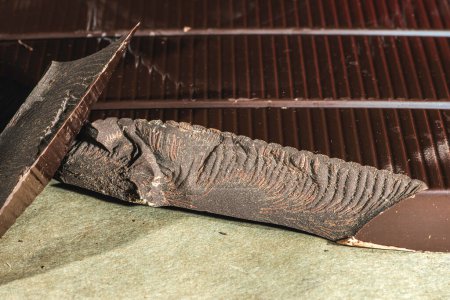 Téléchargez les photos : Barre de chocolat écrasée de près - en image libre de droit