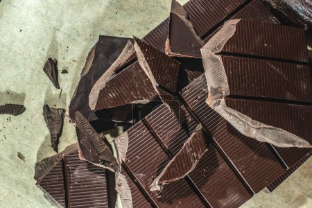 Téléchargez les photos : Barre de chocolat écrasée, vue rapprochée - en image libre de droit