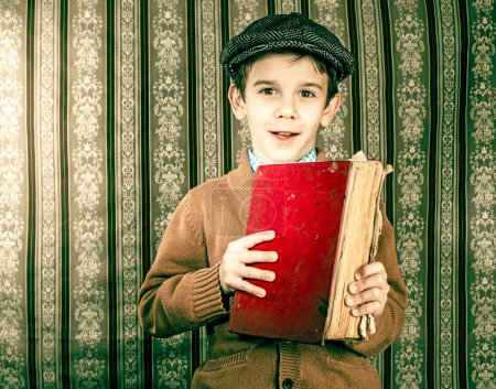 Téléchargez les photos : Enfant avec livre vintage rouge - en image libre de droit