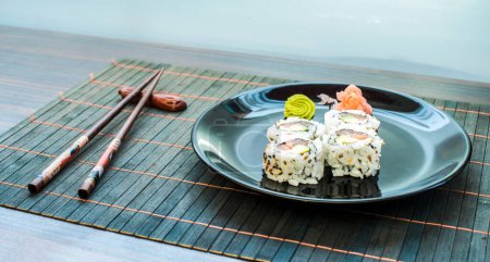 Foto de "Un plato de sushi. Sabroso concepto japonés de mariscos - Imagen libre de derechos