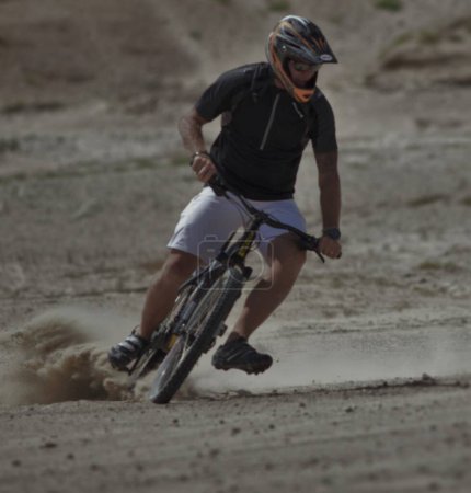 Téléchargez les photos : Homme sur la compétition de vélo de montagne - en image libre de droit