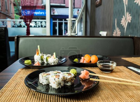 Foto de Sushi en el restaurante. Sabroso concepto japonés de mariscos - Imagen libre de derechos
