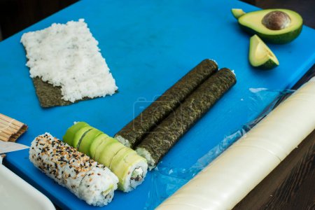 Téléchargez les photos : "Je fais des sushis. Savoureux concept japonais de fruits de mer - en image libre de droit