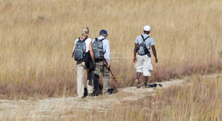 Foto de Madagascar en julio 31, 2019 - Guía caminando con dos turistas - Imagen libre de derechos