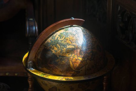 Téléchargez les photos : Vieux globe historique dans la chambre noire - en image libre de droit