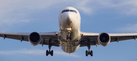 Foto de Acercándose al avión de pasajeros contra el cielo azul - Imagen libre de derechos