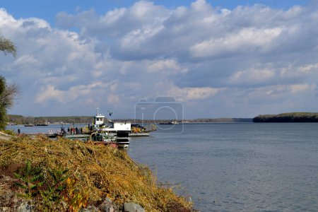 Foto de El otoño fluye maravillosamente en el río Danubio - Imagen libre de derechos