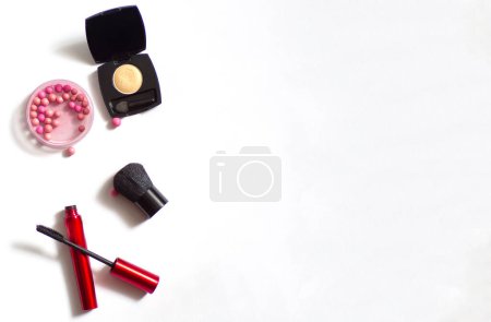 Foto de Diferentes productos cosméticos sobre fondo blanco - Imagen libre de derechos