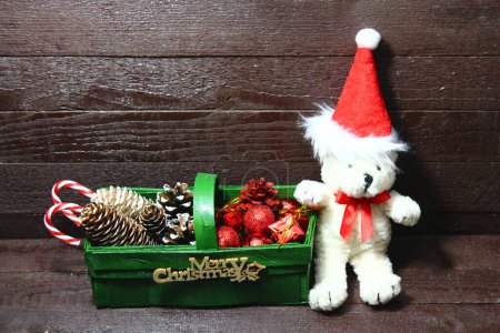 Téléchargez les photos : Voeux de Noël d'un ours en peluche, belle carte de Noël festive - en image libre de droit