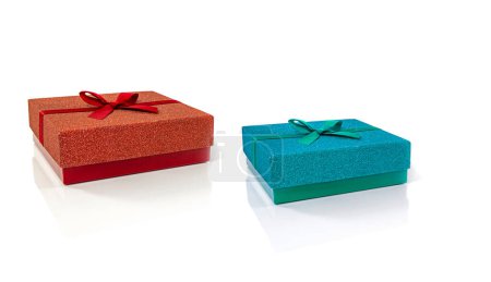 Photo pour "boîte cadeau rouge et bleu isolé sur blanc" - image libre de droit
