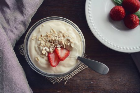 Foto de Desayuno saludable: yogur con frutas y sándwich de fresa en la mesa rústica blanca, vista superior
. - Imagen libre de derechos