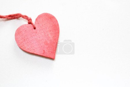Téléchargez les photos : Un cœur rouge sur fond blanc - en image libre de droit