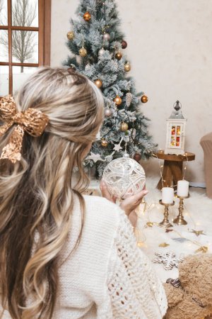 Téléchargez les photos : Joyeux jeune femme décorant arbre de Noël - en image libre de droit