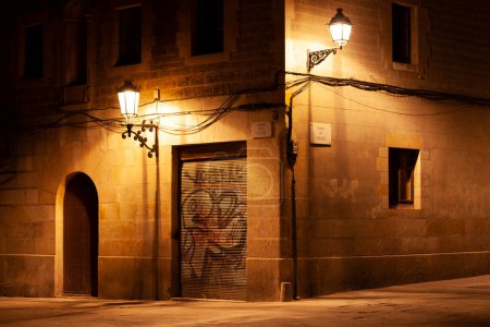 Téléchargez les photos : Barrio el Born la nuit avec lampadaires, Barcelone, Espagne - en image libre de droit