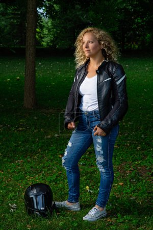 Téléchargez les photos : Femme portant des vêtements de moto dans le parc d'été - en image libre de droit