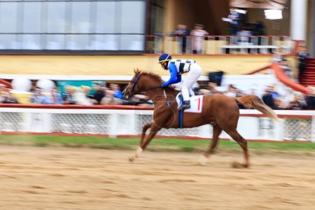 Téléchargez les photos : Courses de chevaux, fond abstrait, contours flous - en image libre de droit